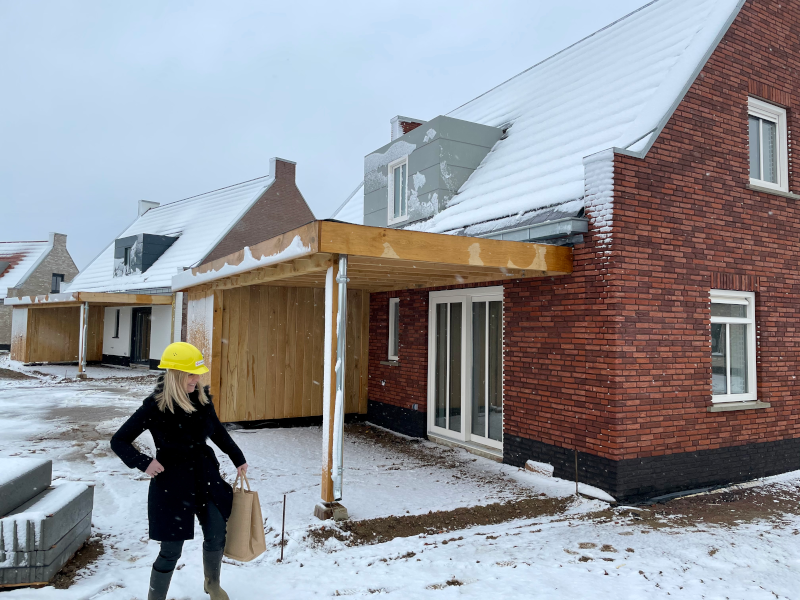 Chantal Hees bij haar recreatiewoning aan het water